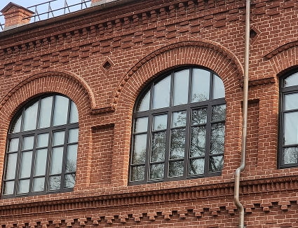 Сравнение цен: деревянные окна vs пластиковые — инвестиция ли это?