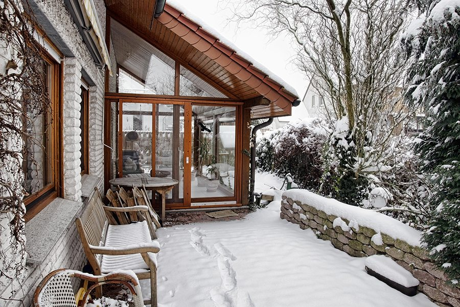 Деревянные окна для частного дома зимой: надежная защита от мороза, ветра и влаги