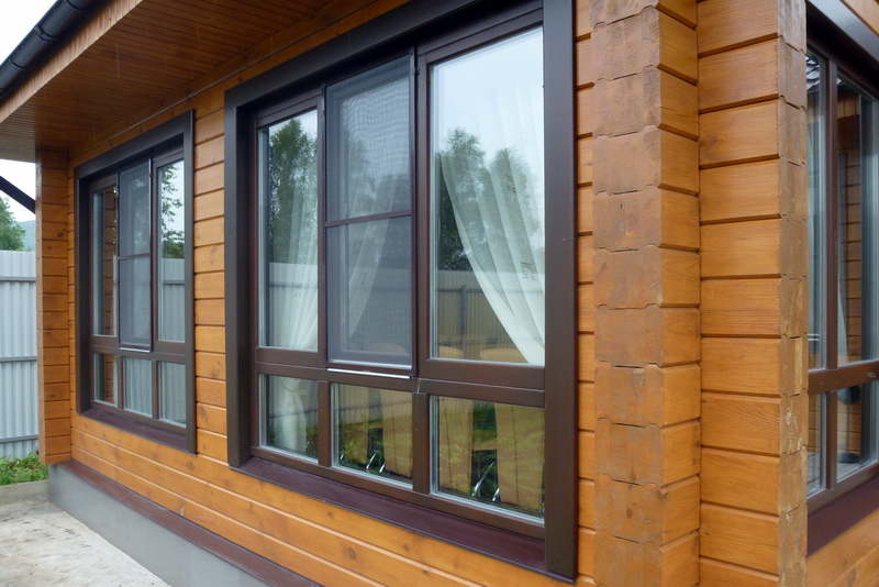 Деревянные окна в коттедж: как выбрать лучший вариант для загородного дома