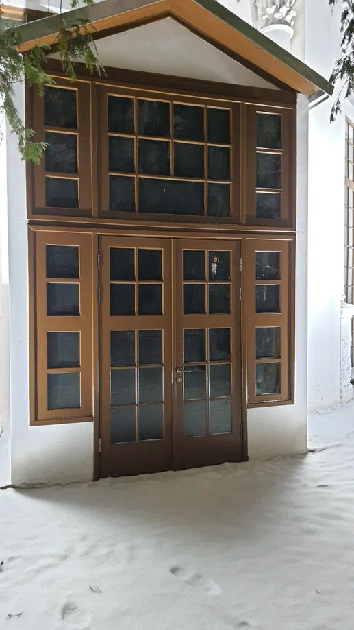 Двери из массива со стеклом