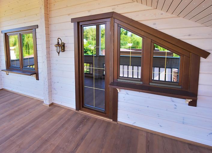 Деревянные окна в коттедж: как выбрать лучший вариант для загородного дома